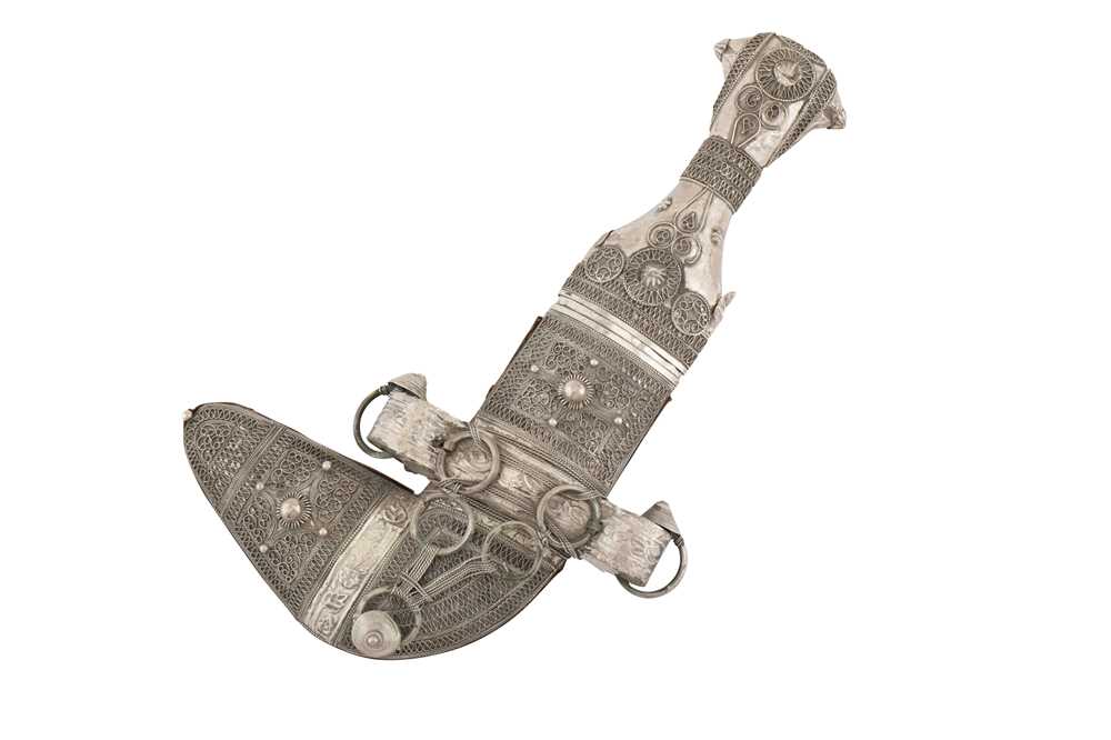 Lot 149 - AN OMANI-SILVER MOUNTED JAMBIYA, 20TH CENTURY