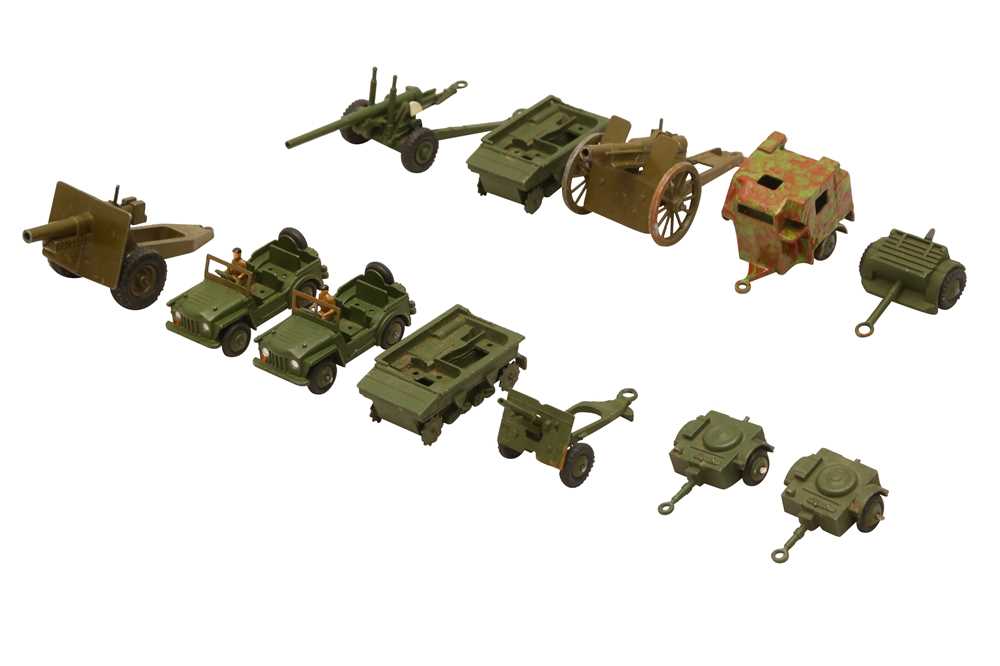 Lot 793 - DINKY TOYS: A GROUP OF ASSORTED MILITARY VEHICLES