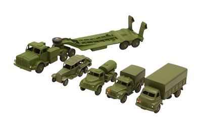 Lot 128 - DINKY TOYS: A GROUP OF ASSORTED MILITARY VEHICLES