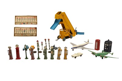 Lot 799 - DINKY TOYS: A GROUP OF ASSORTED VEICHLES, SIGNS AND RAILWAY ITEMS