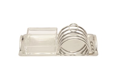 Lot 280 - AN ELIZABETH II MODERN STERLING SILVER TOAST RACK AND BUTTER DISH ON TRAY, LONDON 2005 BY ASPREY AND CO