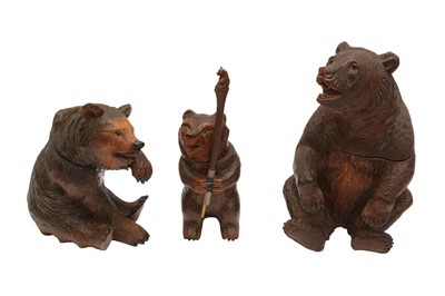 Lot 961 - A BLACK FOREST TYPE CARVED BEAR