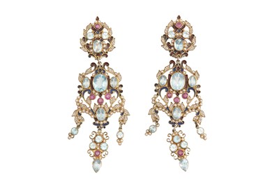 Lot 400 - A PAIR OF PENDENT EARRINGS