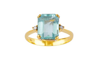 Lot 64 - An aquamarine and diamond ring