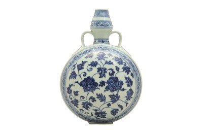 Lot 732 - A CHINESE MING STYLE BLUE AND WHITE PORCELAIN MOON FLASK