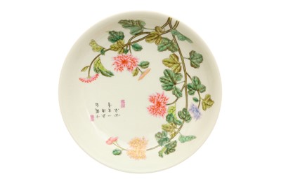 Lot 729 - A CHINESE FAMILLE ROSE PORCELAIN DISH