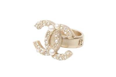 Lot 601 - Chanel Pearl CC Logo Ring