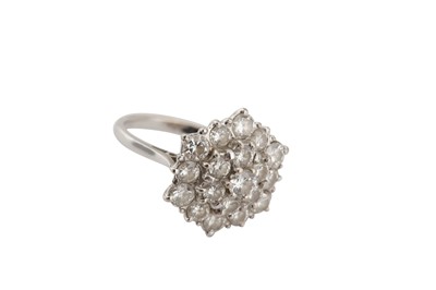 Lot 9 - A diamond cluster ring