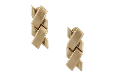 Lot 398 - A PAIR OF DOUBLE X EARRINGS