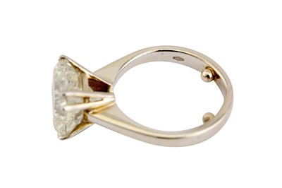 Lot 33 - A diamond single-stone ring