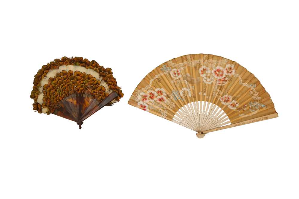 Lot 978 - A HUMMINGBIRD FEATHER FOLDING HAND FAN, 19TH
