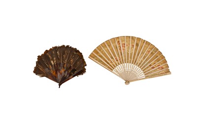 Lot 978 - A HUMMINGBIRD FEATHER FOLDING HAND FAN, 19TH
