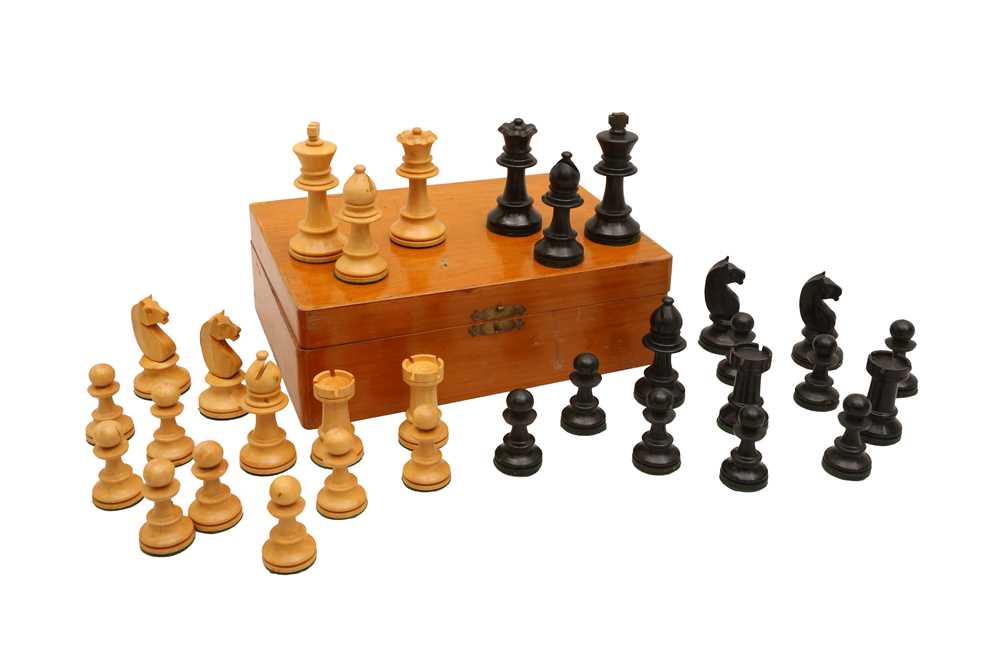 Lot 930 - A STAUNTON PATTERN CHESS SET