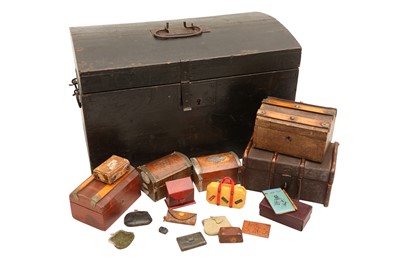 Lot 955 - A COLLECTION OF MINIATURE DOLLS' LUGGAGE AND SMALL TRUNKS