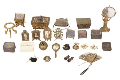 Lot 883 - A COLLECTION OF DOLLS HOUSE VANITY ITEMS