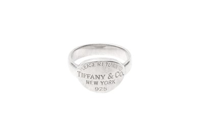 Lot 779 - Tiffany & Co Silver 'Return to Tiffany' Signet Ring