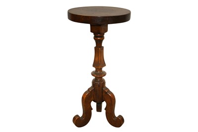 Lot 581 - WALNUT OCCASIONAL TABLE