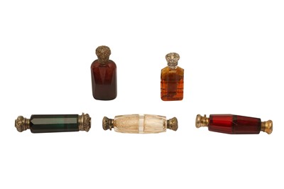 Lot 104 - A GROUP OF FIVE SCENT BOTTLES AND COMBINATION SMELLING SALT AND SCENT BOTTLES