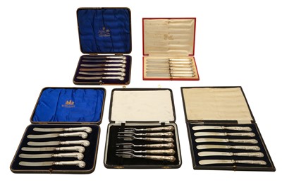 Lot 298 - A MIXED GROUP OF CASED STERLING SILVER HANDLED TEA KNIVES