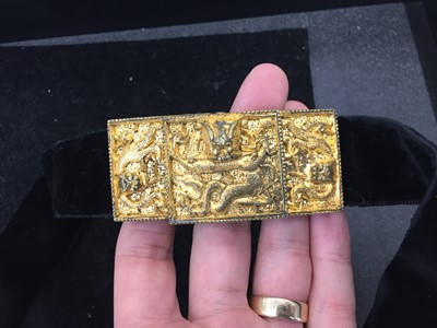 Lot 400 - A CHINESE GILT-METAL 'DRAGON' BUCKLE
