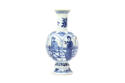 Lot 983 - A SMALL CHINESE BLUE AND WHITE VASE