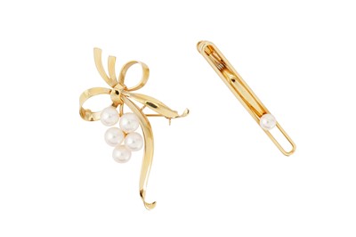 Lot 49 - A MIKIMOTO CULTURED PEARL BROOCH AND TIE PIN
