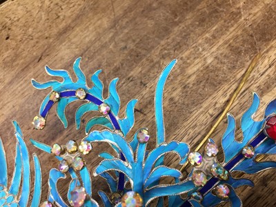 Lot 822 - λ A LARGE CHINESE GILT-METAL AND KINGFISHER-FEATHER 'PHOENIX' HAIRPIN, DIANCUI