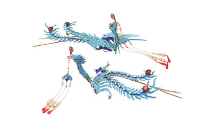 Lot 823 - λ A PAIR OF CHINESE GILT-METAL AND KINGFISHER-FEATHER 'PHOENIX' HAIRPINS, DIANCUI