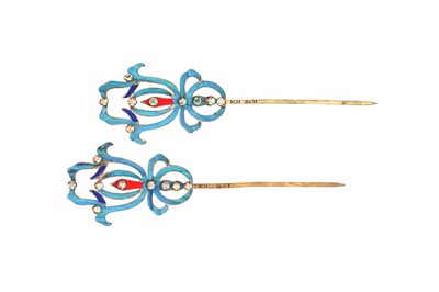 Lot 845 - λ A PAIR OF CHINESE GILT-METAL AND KINGFISHER-FEATHER 'LOTUS' HAIRPINS, DIANCUI