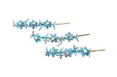 Lot 829 - λ A GROUP OF THREE CHINESE GILT-METAL AND KINGFISHER-FEATHER 'FLOWER' HAIRPINS, DIANCUI
