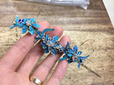 Lot 830 - λ A PAIR OF CHINESE GILT-METAL AND KINGFISHER-FEATHER 'FLOWER' HAIRPINS, DIANCUI