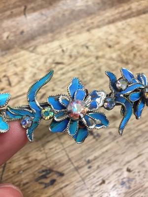 Lot 830 - λ A PAIR OF CHINESE GILT-METAL AND KINGFISHER-FEATHER 'FLOWER' HAIRPINS, DIANCUI