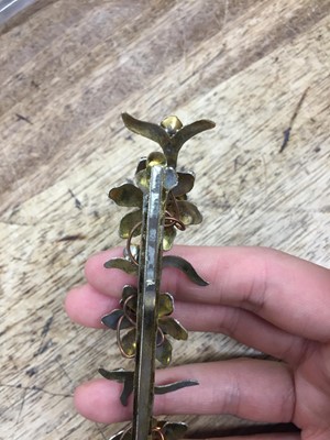 Lot 830 - λ A PAIR OF CHINESE GILT-METAL AND KINGFISHER-FEATHER 'FLOWER' HAIRPINS, DIANCUI