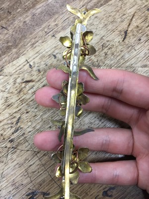 Lot 830 - λ A PAIR OF CHINESE GILT-METAL AND KINGFISHER-FEATHER 'FLOWER' HAIRPINS, DIANCUI