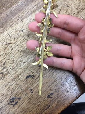 Lot 830 - λ A PAIR OF CHINESE GILT-METAL AND KINGFISHER-FEATHER 'FLOWER' HAIRPINS, DIANCUI