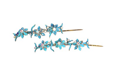 Lot 830 - λ A PAIR OF CHINESE GILT-METAL AND KINGFISHER-FEATHER 'FLOWER' HAIRPINS, DIANCUI