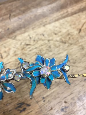 Lot 830 - λ A PAIR OF CHINESE GILT-METAL AND KINGFISHER-FEATHER 'FLOWER' HAIRPINS, DIANCUI