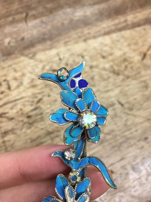 Lot 830 - λ A PAIR OF CHINESE GILT-METAL AND KINGFISHER-FEATHER 'FLOWER' HAIRPINS, DIANCUI