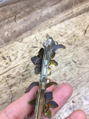 Lot 830 - λ A PAIR OF CHINESE GILT-METAL AND KINGFISHER-FEATHER 'FLOWER' HAIRPINS, DIANCUI