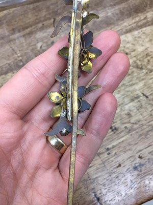Lot 830 - λ A PAIR OF CHINESE GILT-METAL AND KINGFISHER-FEATHER 'FLOWER' HAIRPINS, DIANCUI