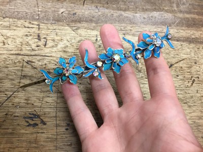 Lot 830 - λ A PAIR OF CHINESE GILT-METAL AND KINGFISHER-FEATHER 'FLOWER' HAIRPINS, DIANCUI