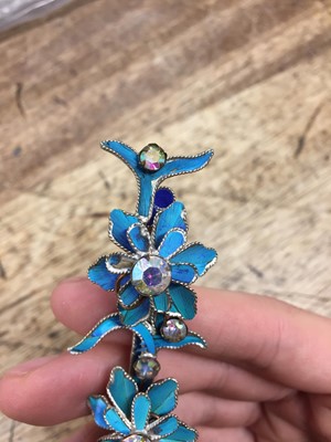 Lot 830 - λ A PAIR OF CHINESE GILT-METAL AND KINGFISHER-FEATHER 'FLOWER' HAIRPINS, DIANCUI