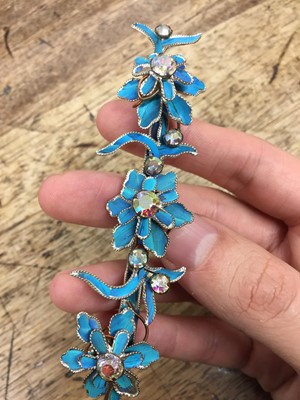 Lot 830 - λ A PAIR OF CHINESE GILT-METAL AND KINGFISHER-FEATHER 'FLOWER' HAIRPINS, DIANCUI