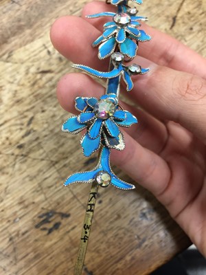 Lot 830 - λ A PAIR OF CHINESE GILT-METAL AND KINGFISHER-FEATHER 'FLOWER' HAIRPINS, DIANCUI