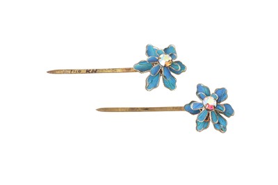 Lot 841 - λ TWO CHINESE GILT-METAL AND KINGFISHER-FEATHER 'FLOWER' PINS