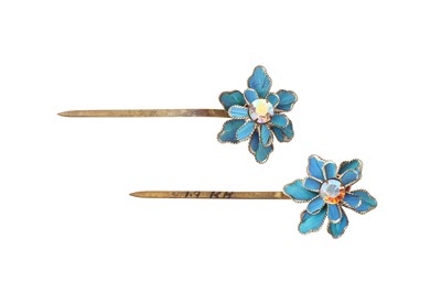 Lot 842 - λ TWO CHINESE GILT-METAL AND KINGFISHER-FEATHER 'FLOWER' PINS