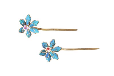 Lot 843 - λ TWO CHINESE GILT-METAL AND KINGFISHER-FEATHER 'FLOWER' PINS