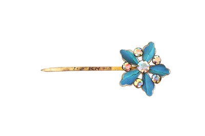 Lot 840 - λ A CHINESE GILT-METAL AND KINGFISHER-FEATHER 'FLOWER' HAIRPIN, DIANCUI