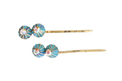 Lot 846 - λ TWO CHINESE GILT-METAL AND KINGFISHER-FEATHER 'FLOWER' PINS, DIANCUI