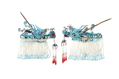 Lot 831 - λ A PAIR OF CHINESE GILT-METAL AND KINGFISHER-FEATHER 'PHOENIX' HAIRPINS, DIANCUI